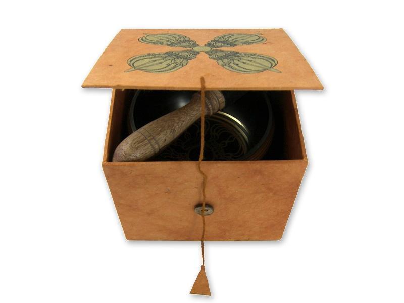 Beispielinhalt (Bild) Geschenkset mit grösserer Klangschale in brauner Box mit Aufdruck