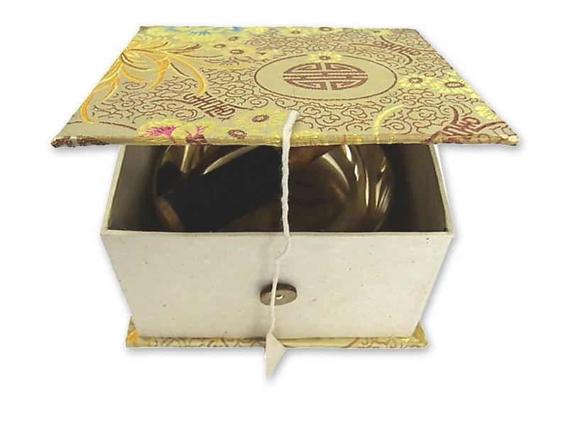 Beispielinhalt (Bild) Flache Klangschale in Box mit cremefarbigem Stoffbezug