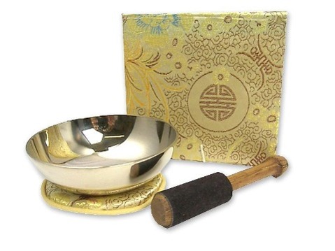 Vorderes Coverbild Flache Klangschale in Box mit cremefarbigem Stoffbezug