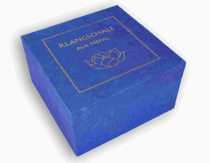Beispielinhalt (Bild) Klangschale in blauer Geschenkbox S mit Lotus-Aufdruck und Zubehör