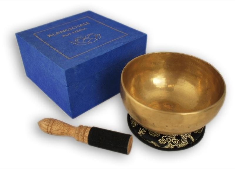 Beispielinhalt (Bild) Klangschale in blauer Geschenkbox S mit Lotus-Aufdruck und Zubehör
