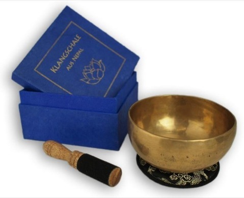 Vorderes Coverbild Klangschale in blauer Geschenkbox S mit Lotus-Aufdruck und Zubehör