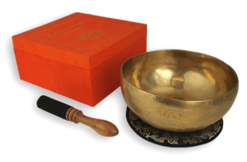 Beispielinhalt (Bild) Klangschale in terracotta Geschenkbox L mit Lotus-Aufdruck und Zubehör