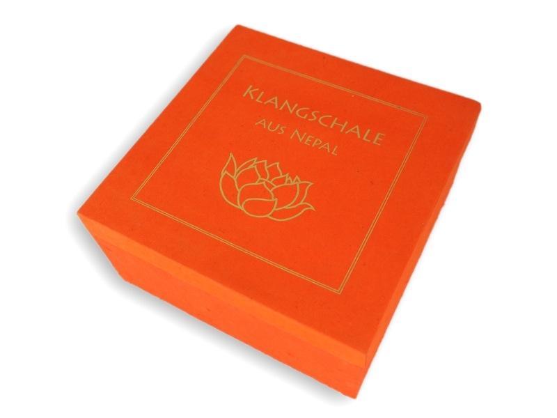 Beispielinhalt (Bild) Klangschale in terracotta Geschenkbox L mit Lotus-Aufdruck und Zubehör