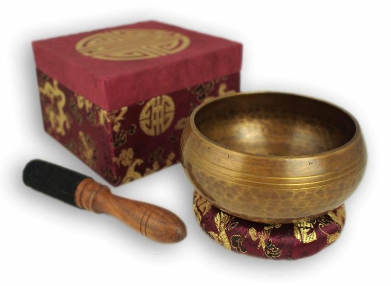 Beispielinhalt (Bild) Klangschale in Antik-Optik mit dekorativer Brokat-Box mit Aufdruck