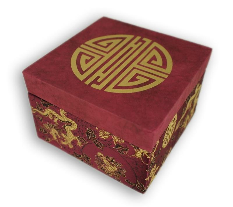 Beispielinhalt (Bild) Klangschale in Antik-Optik mit dekorativer Brokat-Box mit Aufdruck