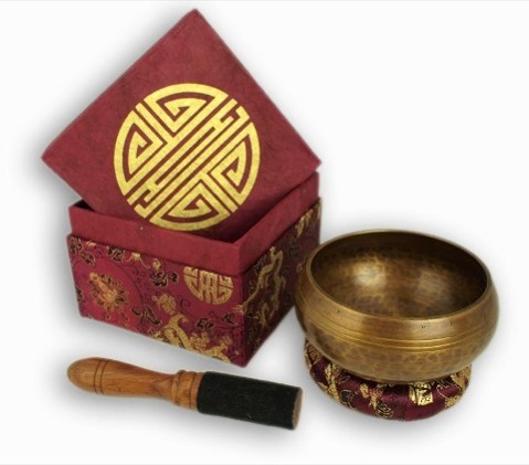 Vorderes Coverbild Klangschale in Antik-Optik mit dekorativer Brokat-Box mit Aufdruck