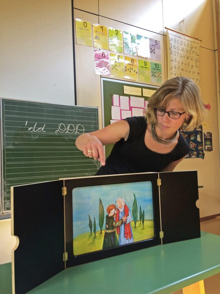 Beispielinhalt (Bild) Kamishibai mit Einschub von oben. Für DIN A3-Bildkarten