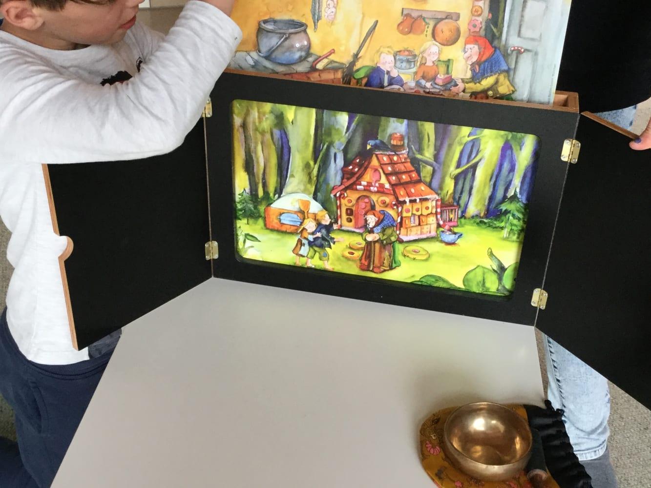 Beispielinhalt (Bild) Kamishibai mit Einschub von oben. Für DIN A3-Bildkarten