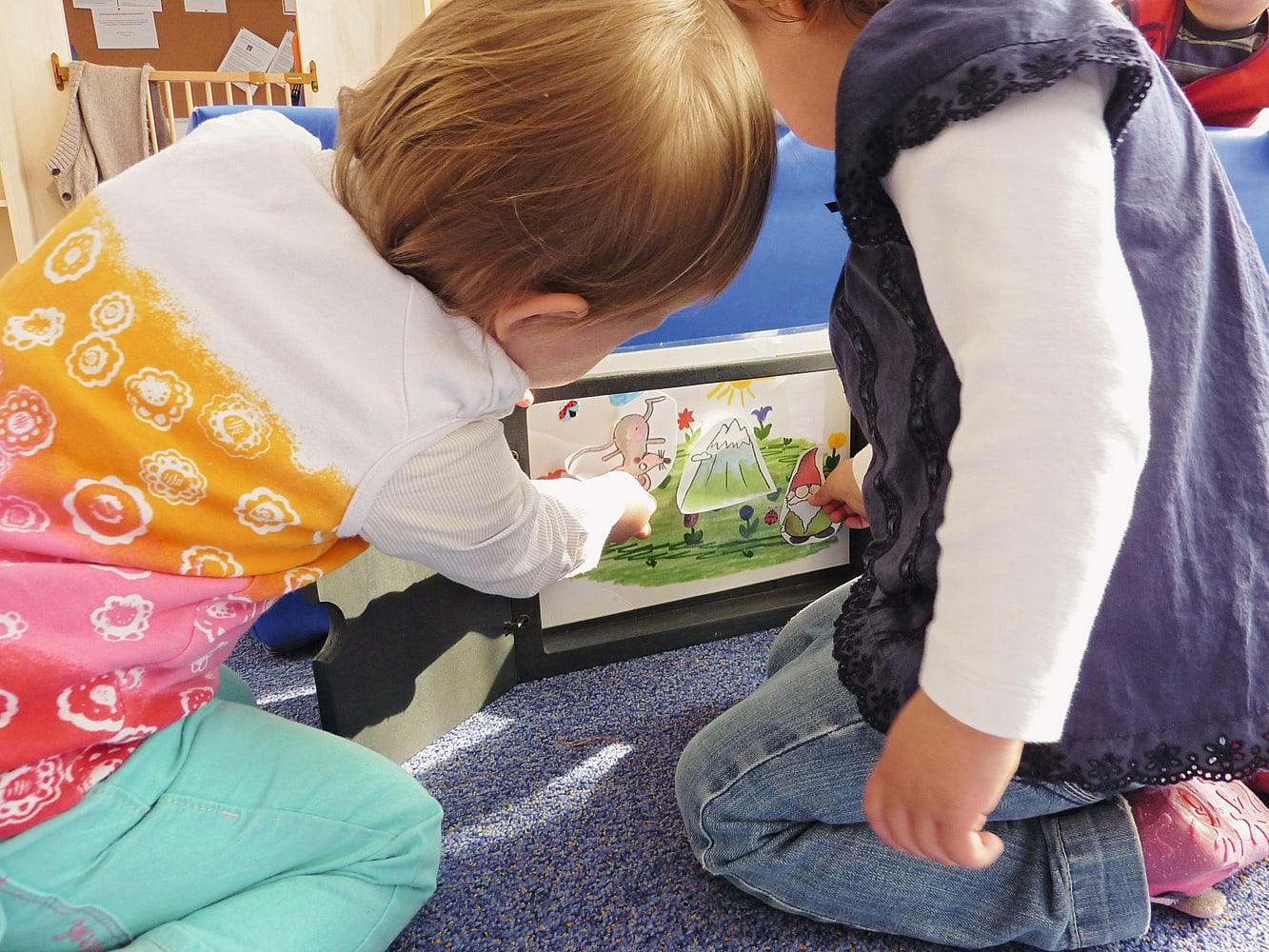 Beispielinhalt (Bild) Kamishibai mit Einschub von oben. Für DIN A3-Bildkarten