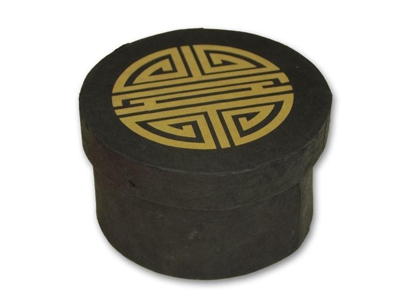 Beispielinhalt (Bild) Kleine schwarze Klangschalen in schwarzer, runder Box mit Longevity-Aufdruck