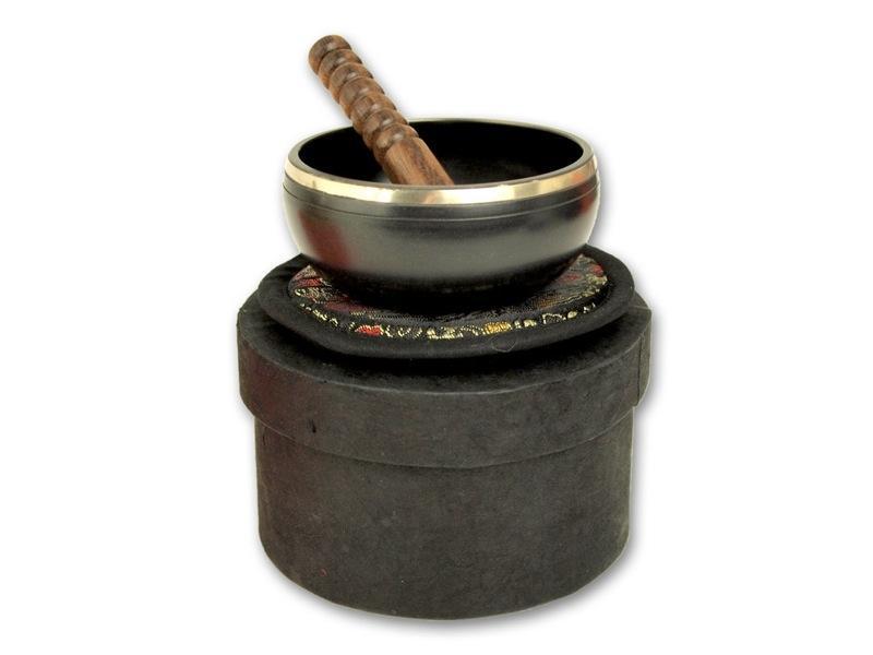 Beispielinhalt (Bild) Kleine schwarze Klangschalen in schwarzer, runder Box mit Longevity-Aufdruck