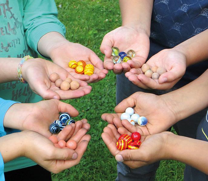 Beispielinhalt (Bild) Hüpf- und Murmelspiele