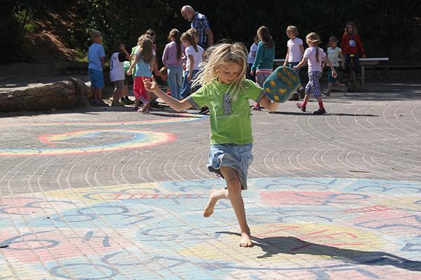 Beispielinhalt (Bild) Hüpf- und Murmelspiele