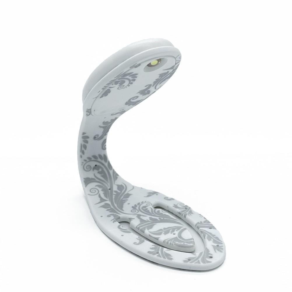Beispielinhalt (Bild) Flexilight Leselicht (White Flowers) | weiß | 2 in 1 Leselampe & Lesezeichen | LED Leselicht | Geschenk für Leser, Buchliebhaber | Deutsche Ausgabe
