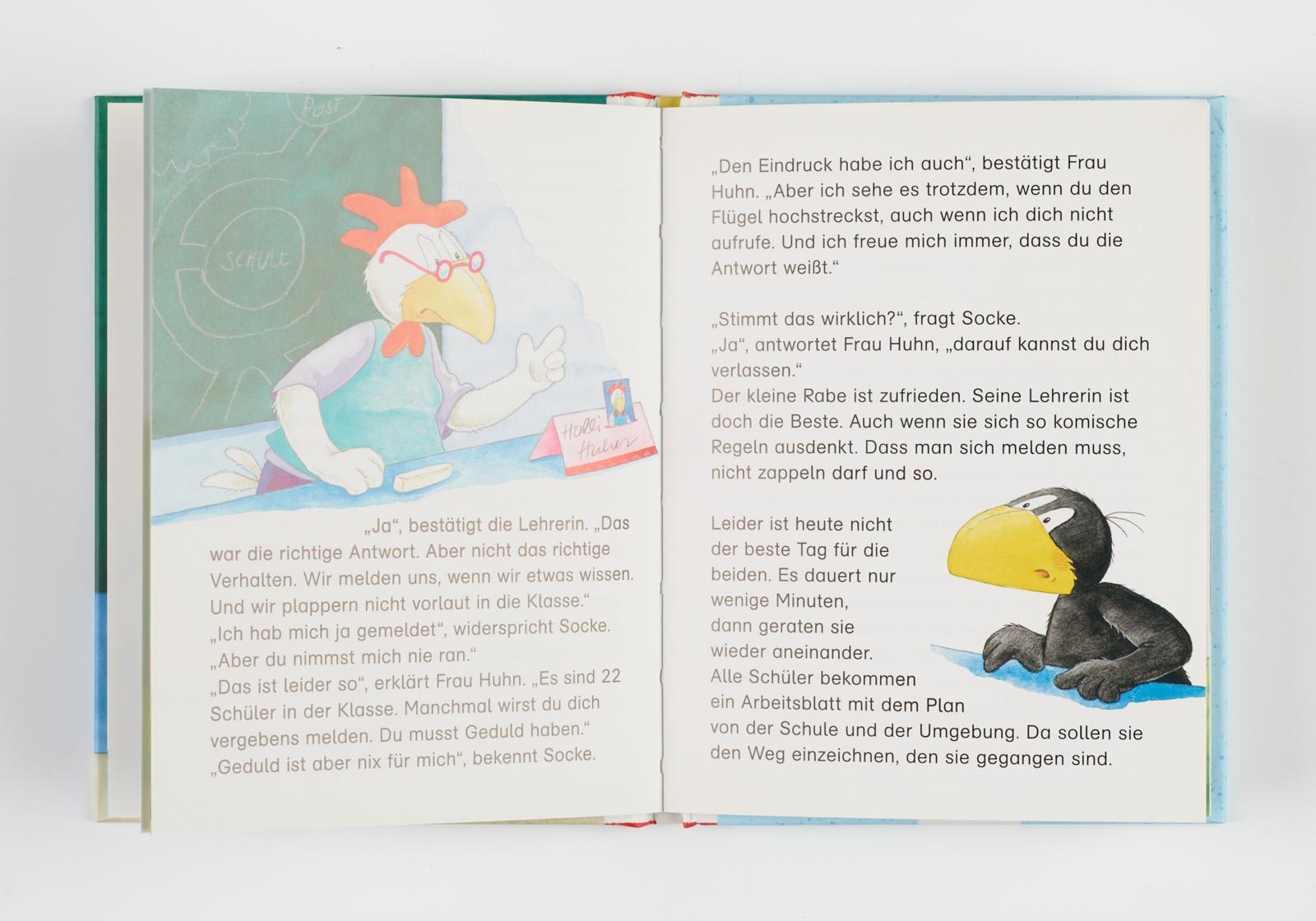 Beispielinhalt (Bild) Der kleine Rabe Socke: Alles Schule - jetzt bin ich da! Drei Schulanfangs-Geschichten vom kleinen Raben Socke