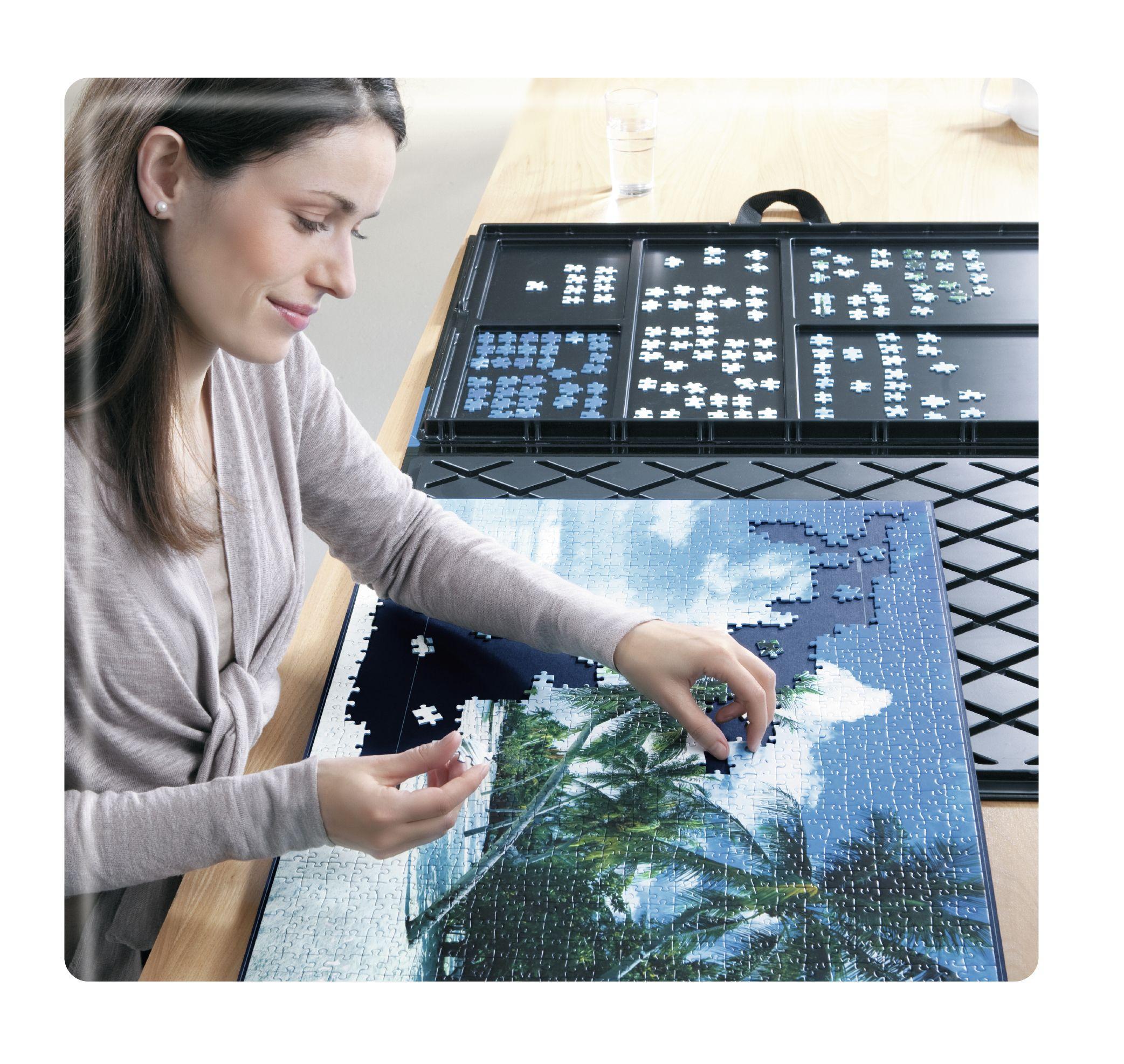 Beispielinhalt (Bild) Ravensburger Puzzlemappe für Puzzles mit bis zu 1000 Teilen, Kombination aus Puzzle-Sortierschale und Puzzleunterlage, Zubehör zur Aufbewahrung von Puzzles