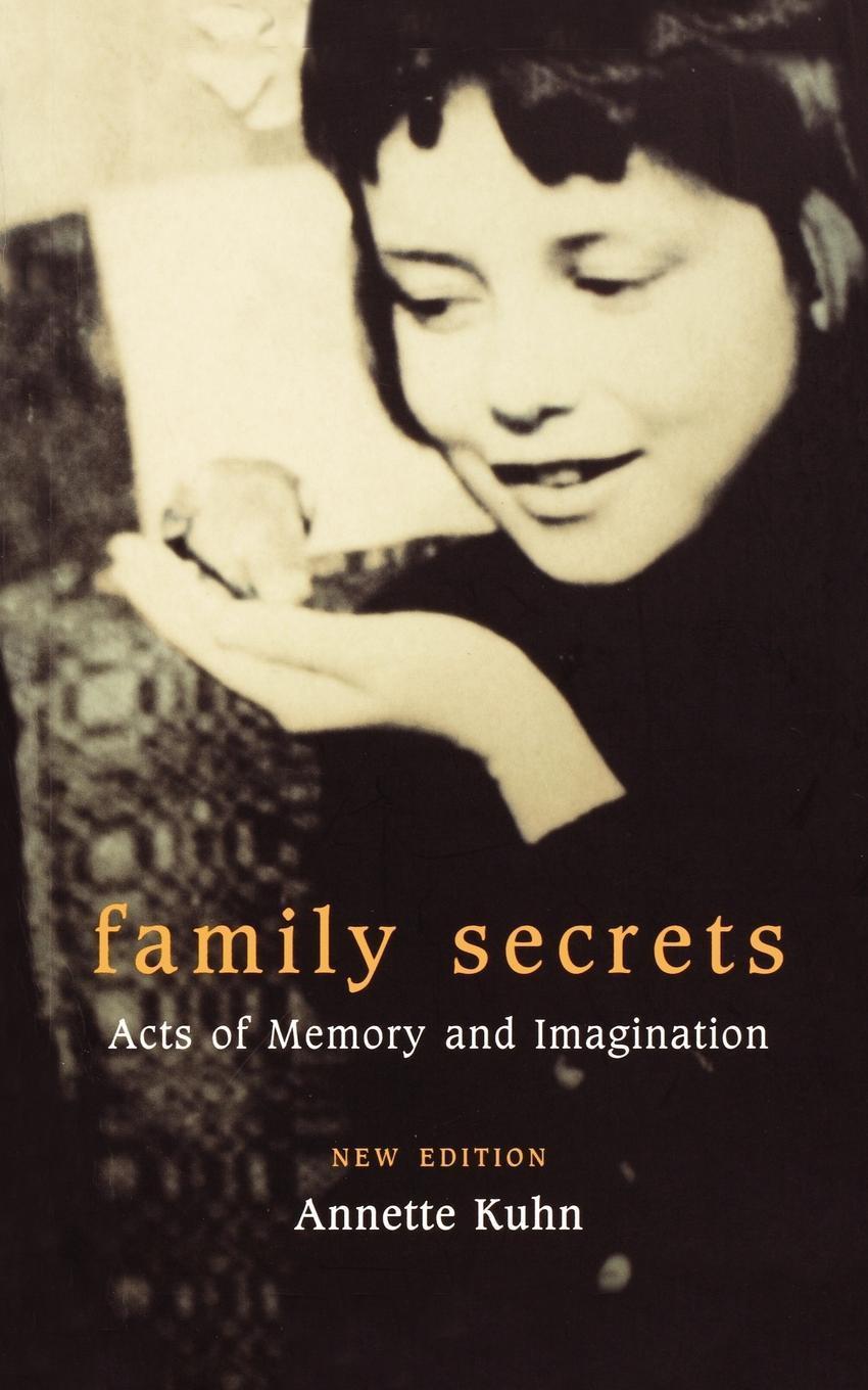 Vorderes Coverbild Family Secrets