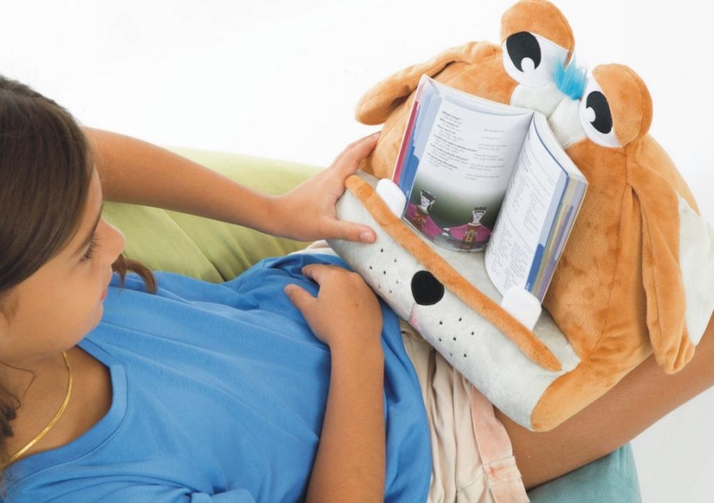 Beispielinhalt (Bild) Bookmonster Hund | Lesekissen für Bücher und Tablets | Buchständer | Tablethalter | Lesehillfe | Deutsche Ausgabe