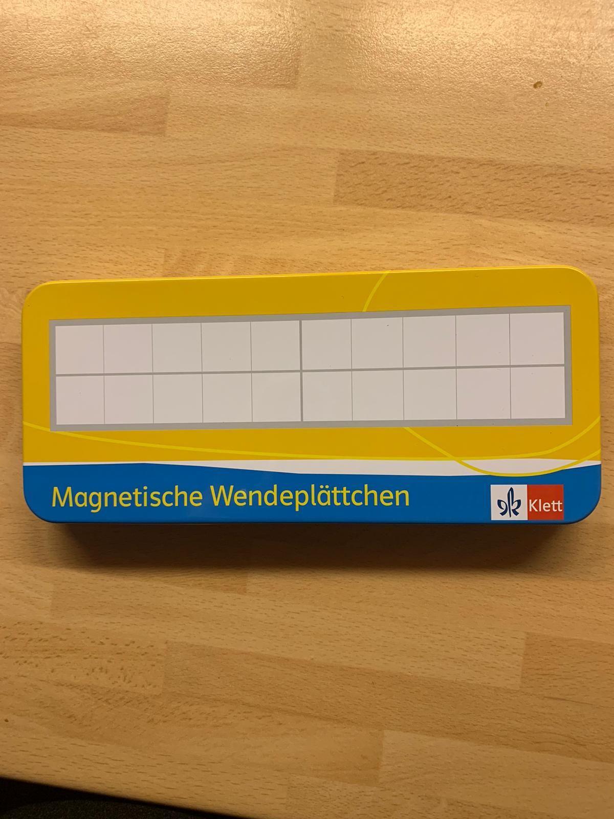 Beispielinhalt (Bild) Das Zahlenbuch. Metallbox mit Zwanzigerfeld und magnetischen Wendeplättchen. Baden-Württemberg ab 2017