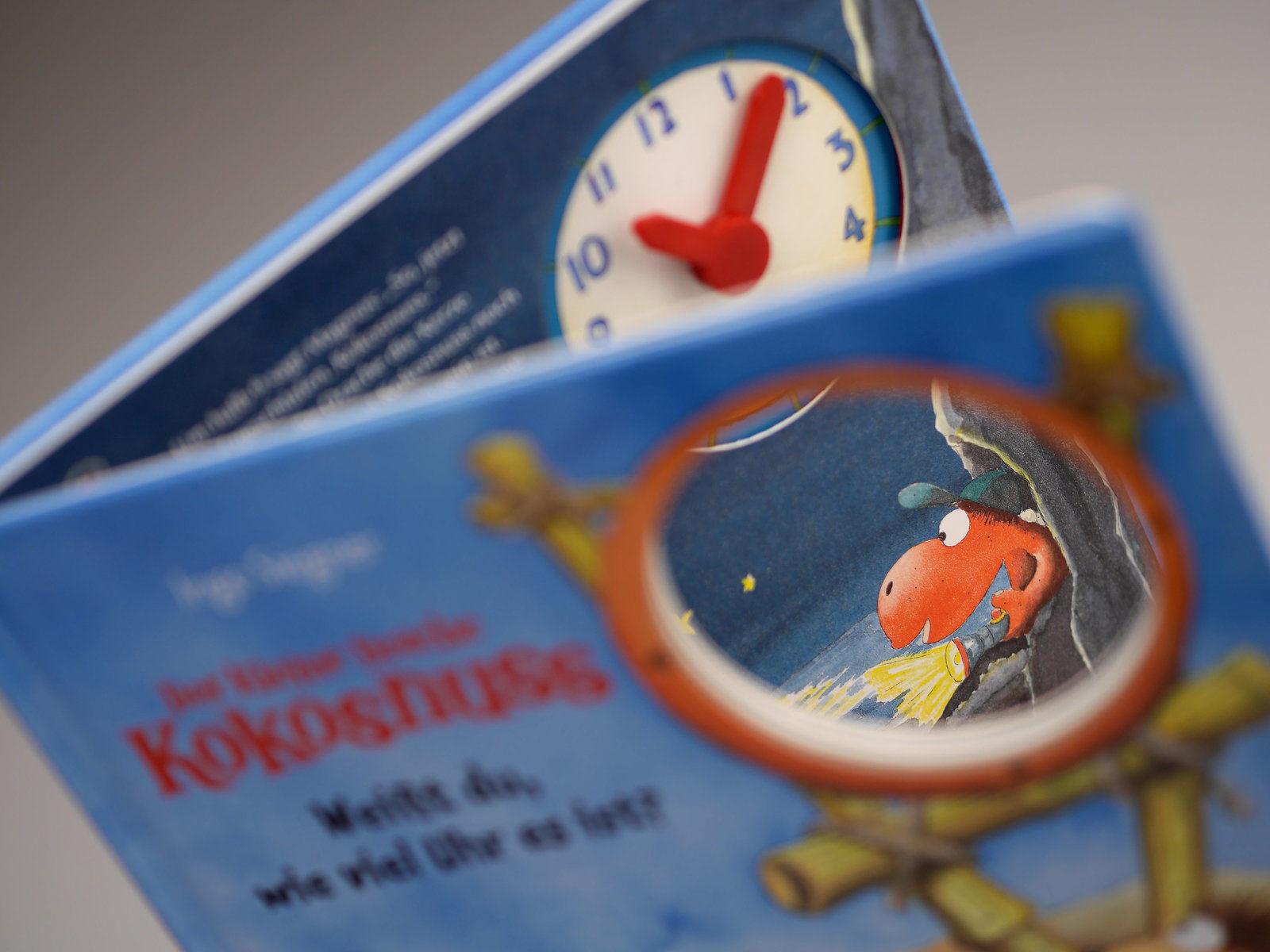 Beispielinhalt (Bild) Der kleine Drache Kokosnuss - Weißt du, wie viel Uhr es ist?
