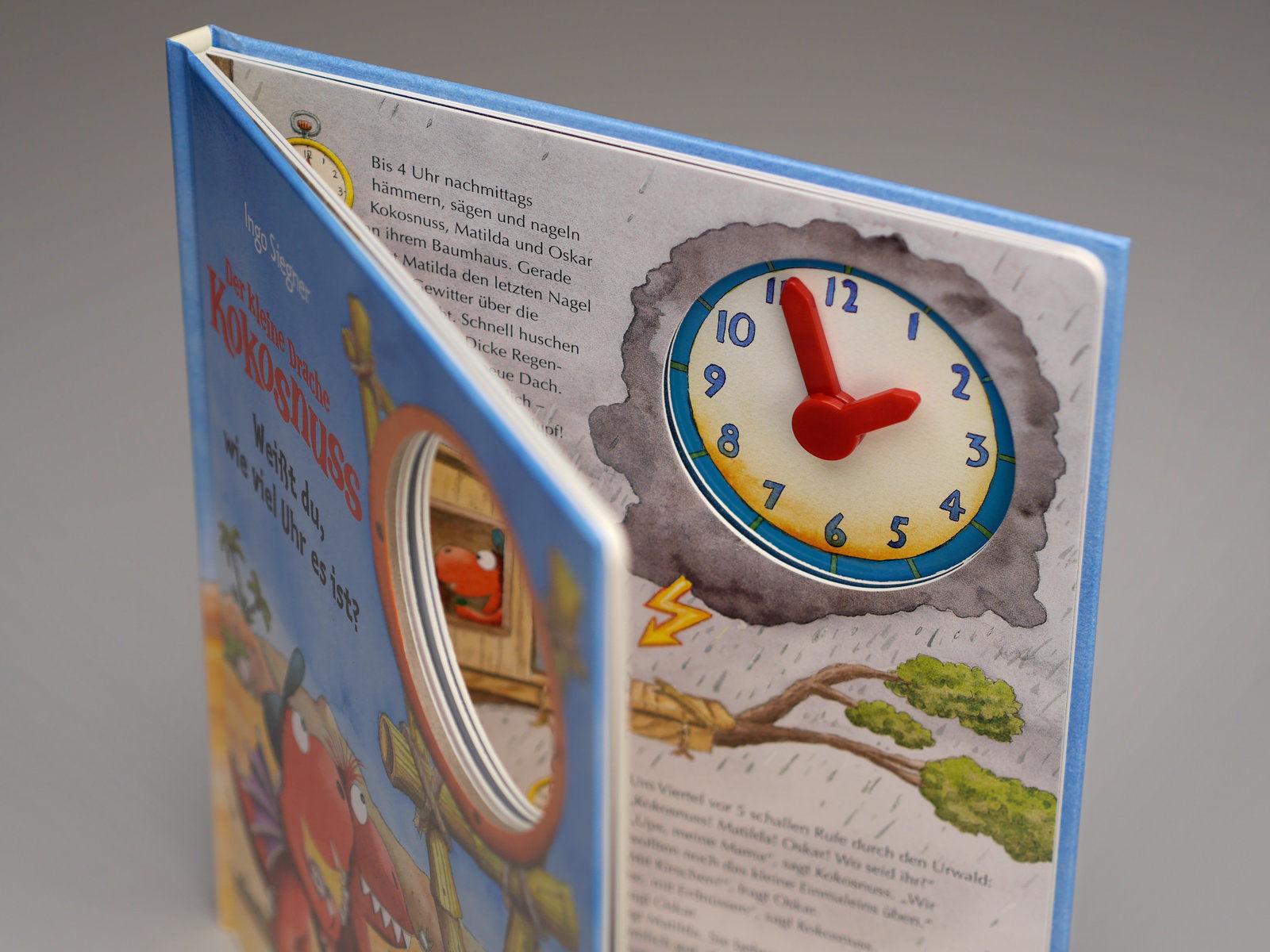 Beispielinhalt (Bild) Der kleine Drache Kokosnuss - Weißt du, wie viel Uhr es ist?
