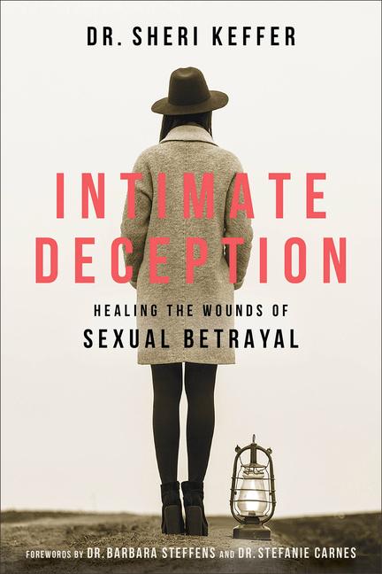 Vorderes Coverbild Intimate Deception