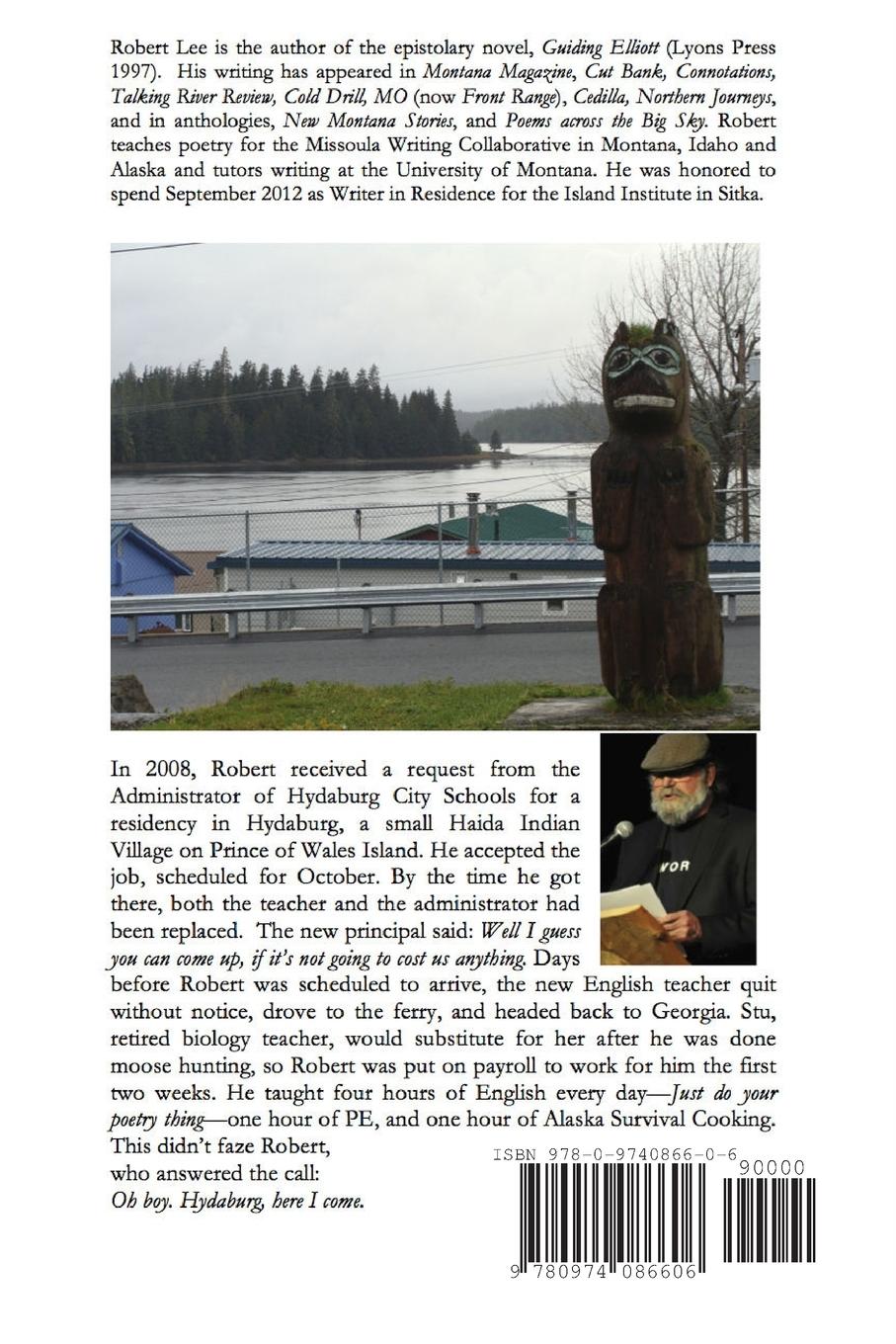 Rückseitencover Black Bear Holds a Hole in His Paws