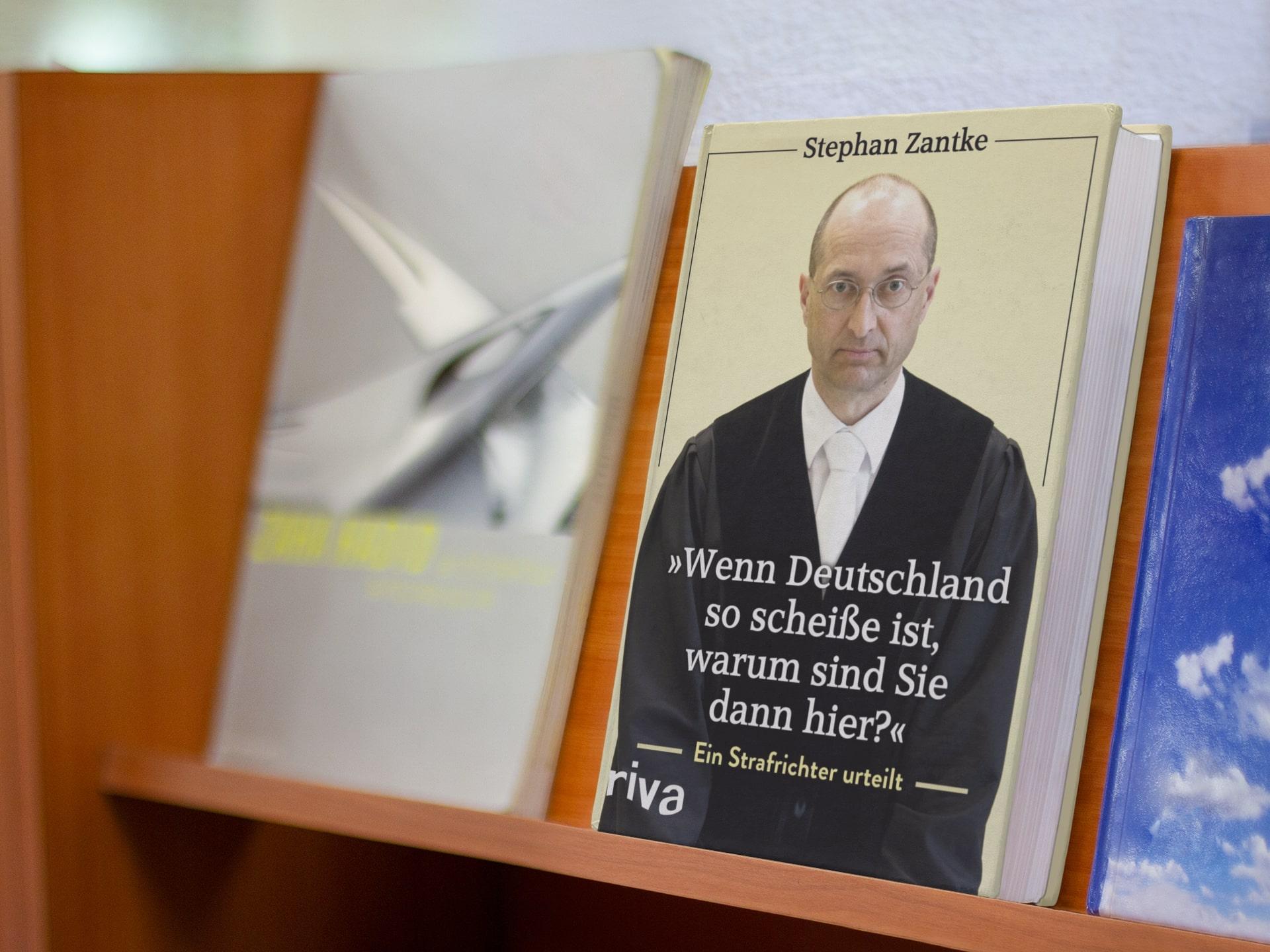 Beispielinhalt (Bild) "Wenn Deutschland so scheiße ist, warum sind Sie dann hier?"