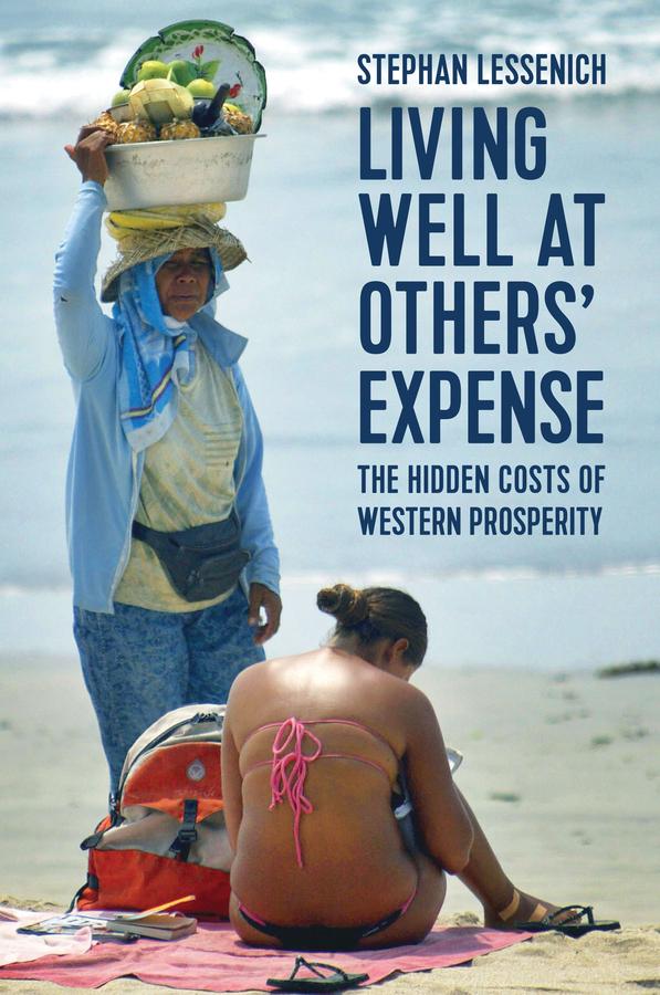 Vorderes Coverbild Living Well at Others' Expense