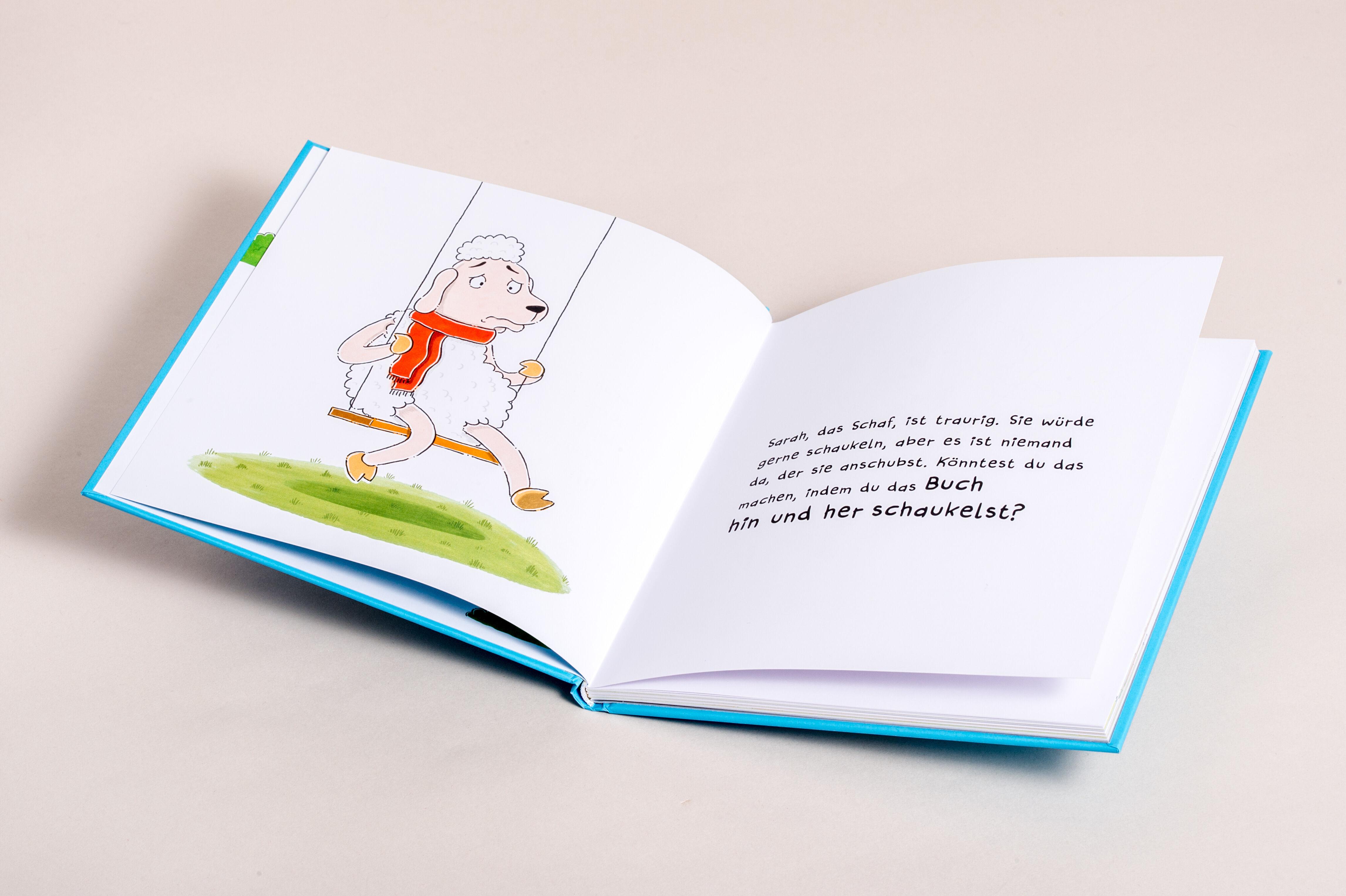 Beispielinhalt (Bild) Schaukel das Schaf - Ein Mitmachbuch zum Schütteln, Schaukeln, Pusten, Klopfen und sehen, was dann passiert. Von 2 bis 4 Jahren