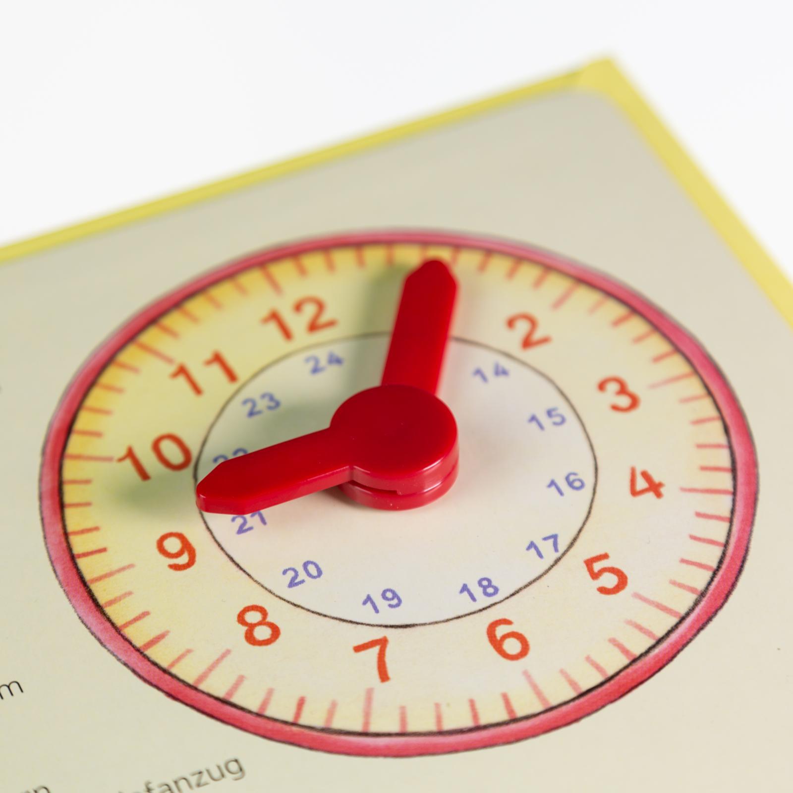 Beispielinhalt (Bild) Conni-Bilderbücher: Conni lernt die Uhrzeit