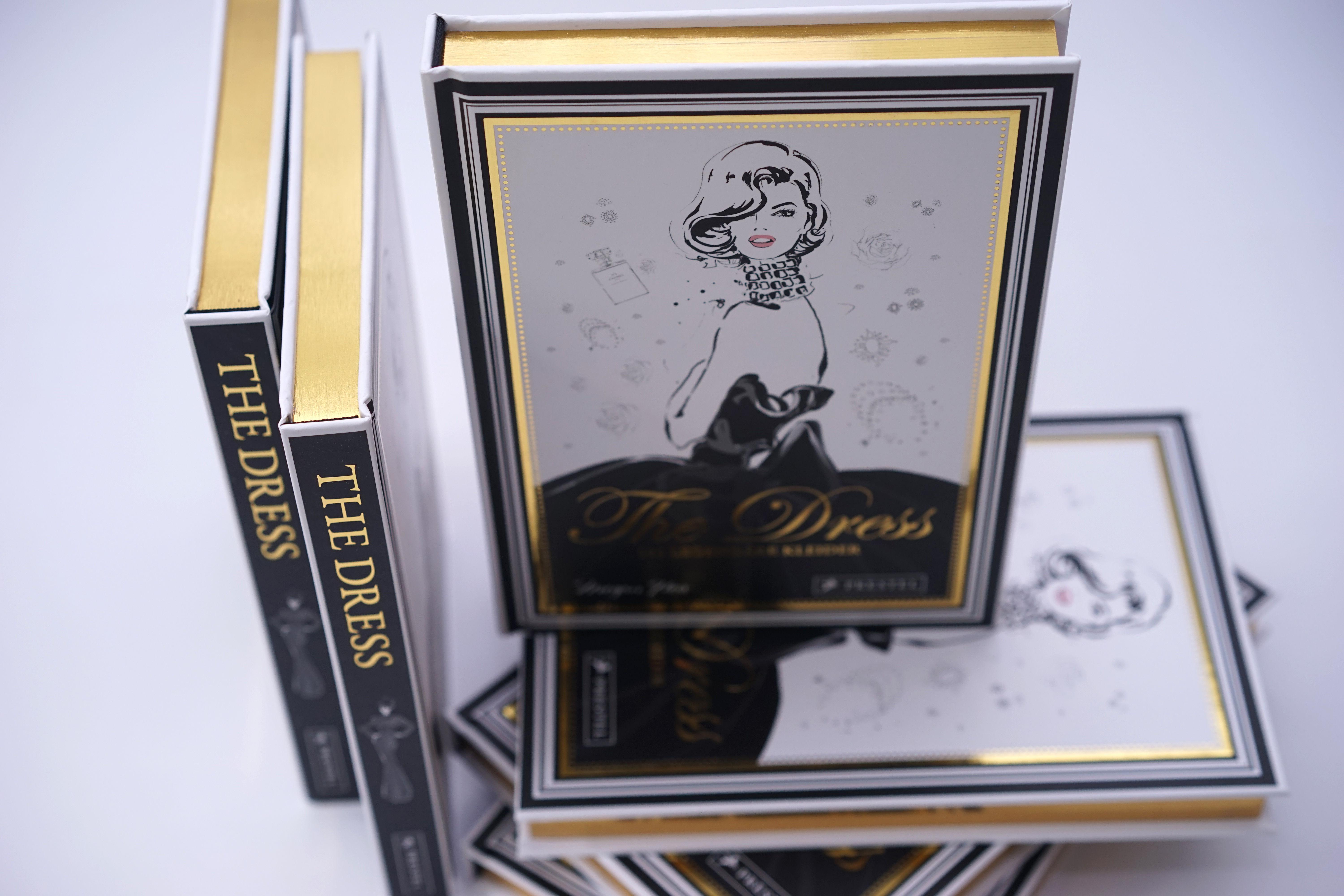 Beispielinhalt (Bild) The Dress: 100 legendäre Kleider