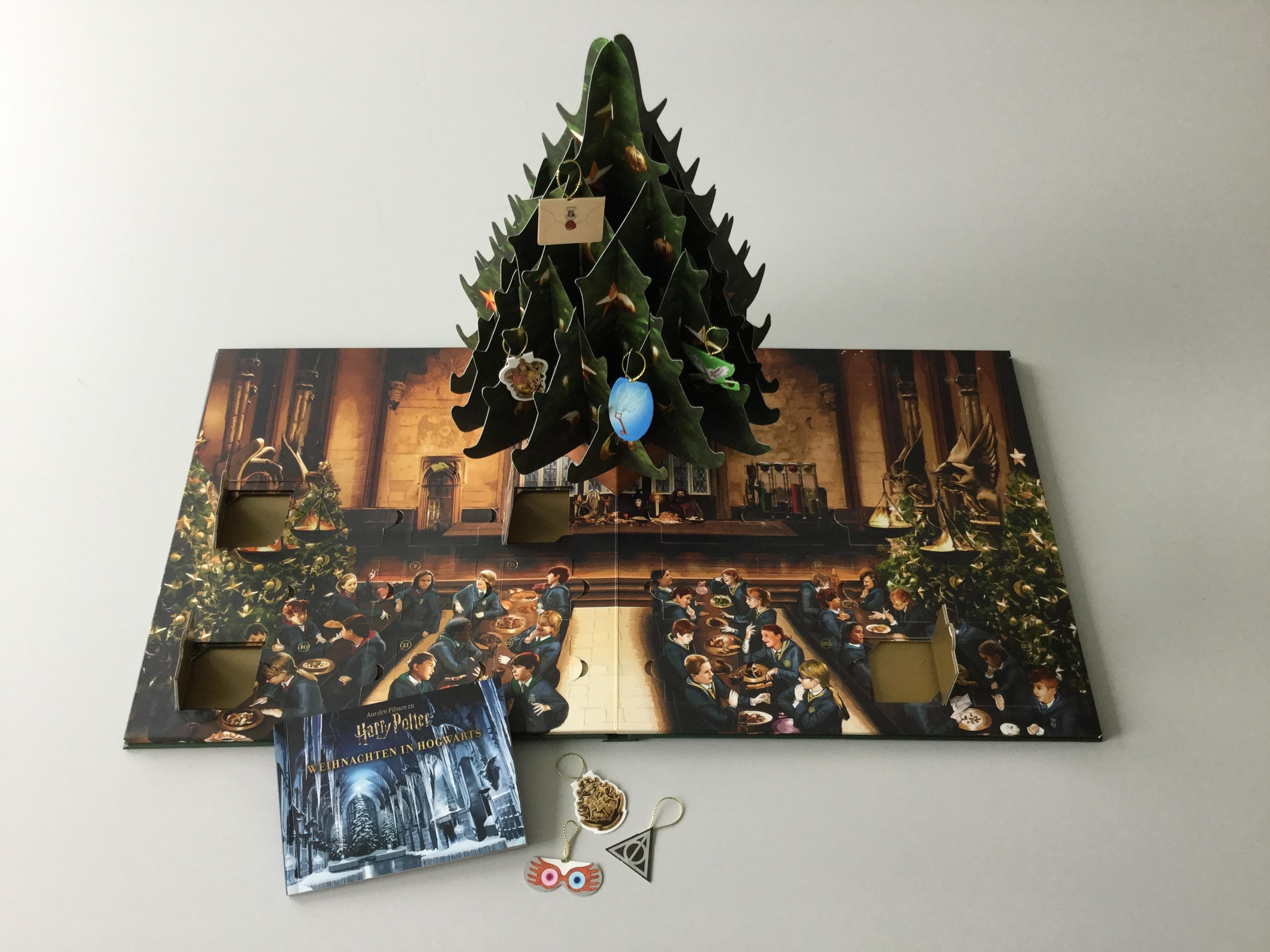 Beispielinhalt (Bild) Aus den Filmen zu Harry Potter: Weihnachten in Hogwarts: Das große Adventskalenderbuch
