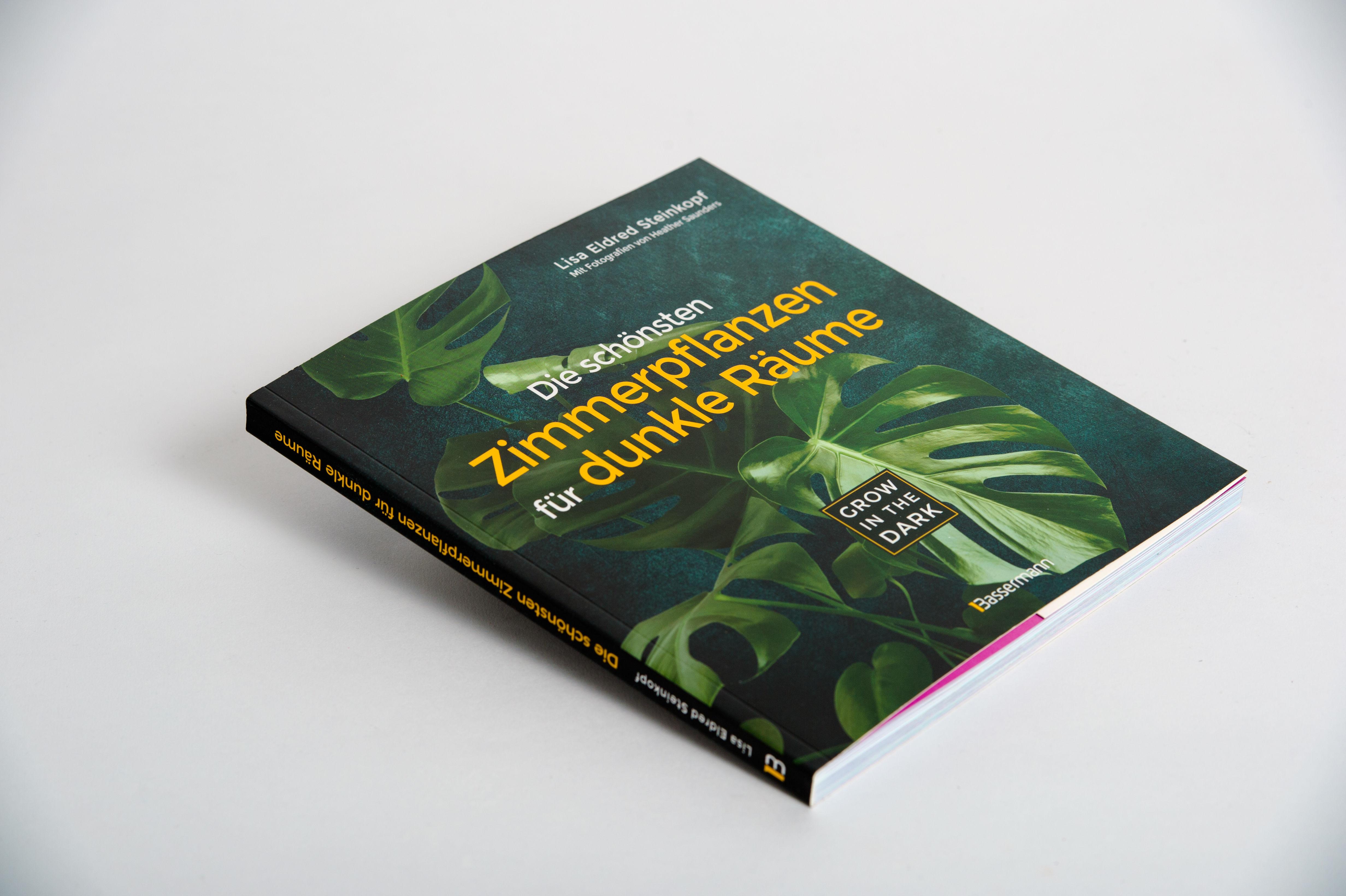 Beispielinhalt (Bild) Grow in the Dark - Die schönsten Zimmerpflanzen für dunkle Räume und Plätze. Beleuchtung, Düngung, Wasserbedarf, Pflege, Pflanzenkrankheiten, Schädlinge. Mit Hinweis auf Giftigkeit für Kinder und Haustiere