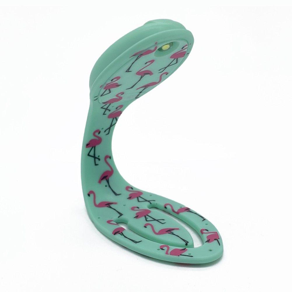 Beispielinhalt (Bild) Flexilight Leselicht (Flamingo) | 2 in 1 Leselampe & Lesezeichen | Geschenk für Leser, Buchliebhaber | Deutsche Ausgabe
