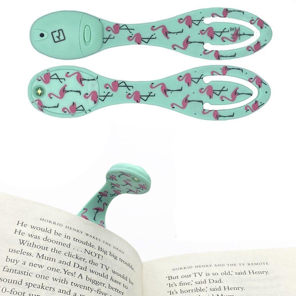Beispielinhalt (Bild) Flexilight Leselicht (Flamingo) | 2 in 1 Leselampe & Lesezeichen | Geschenk für Leser, Buchliebhaber | Deutsche Ausgabe