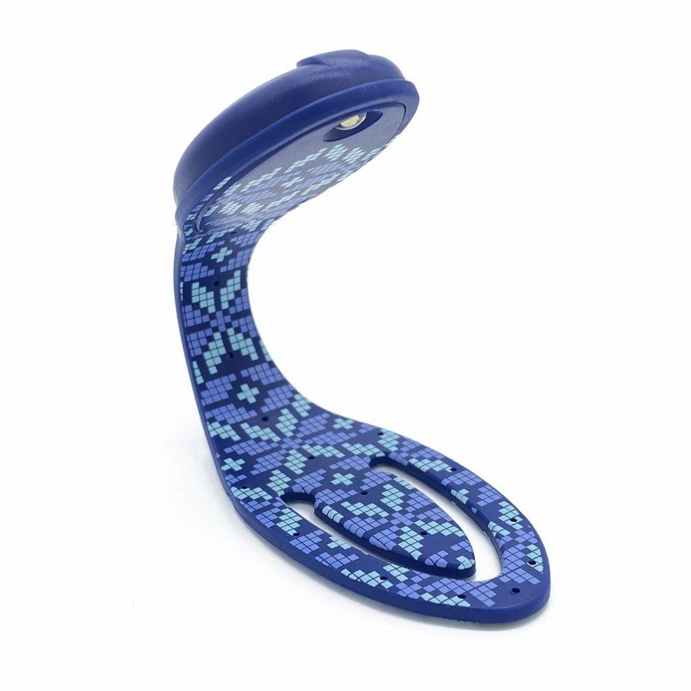 Beispielinhalt (Bild) Flexilight Leselicht (Icelandic Blue) | 2 in 1 Leselampe & Lesezeichen | Geschenk für Leser, Buchliebhaber | Deutsche Ausgabe