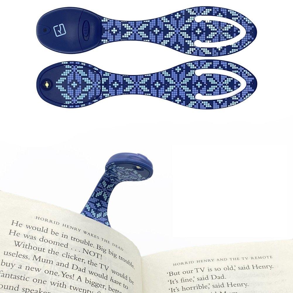 Beispielinhalt (Bild) Flexilight Leselicht (Icelandic Blue) | 2 in 1 Leselampe & Lesezeichen | Geschenk für Leser, Buchliebhaber | Deutsche Ausgabe