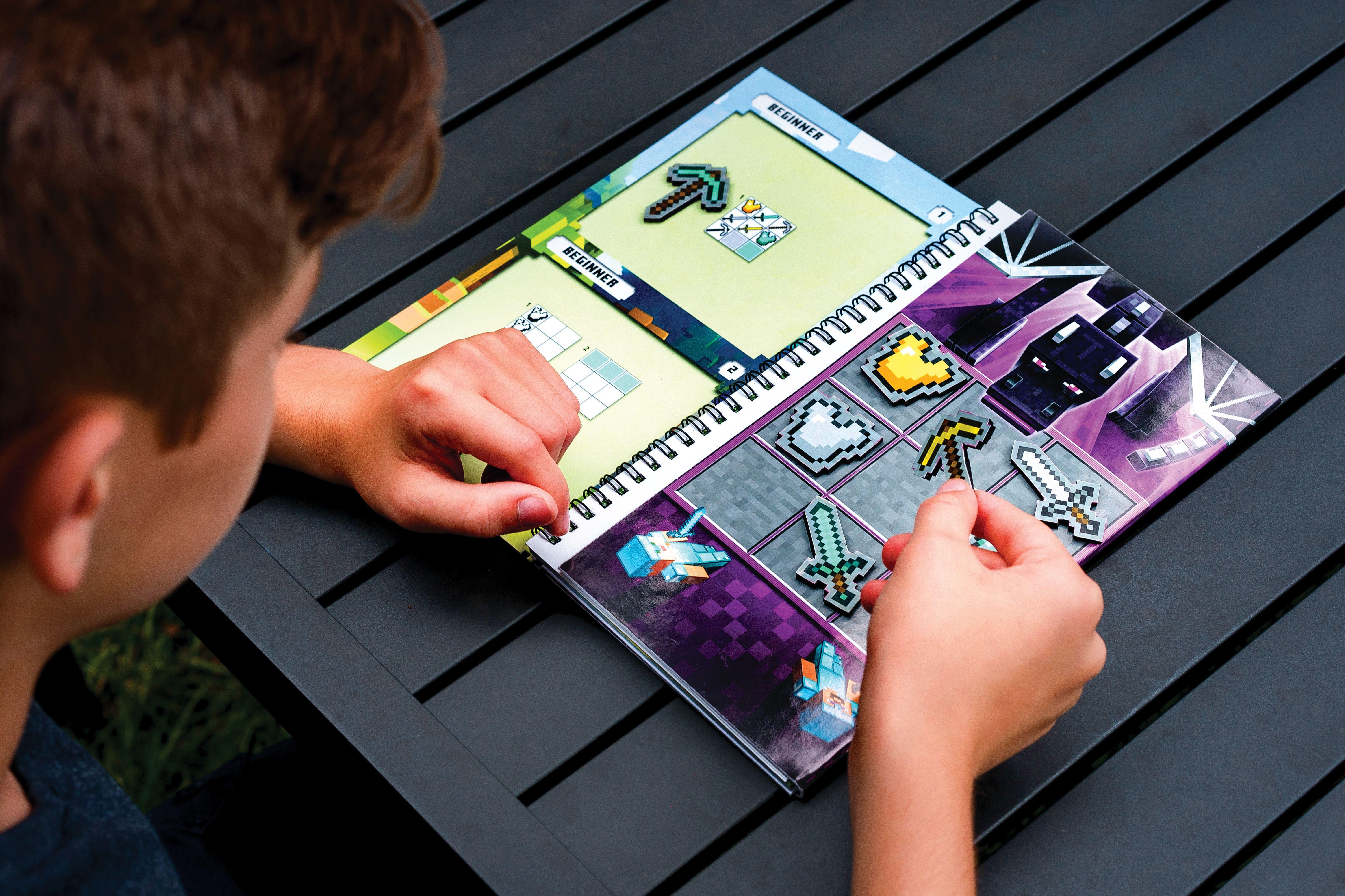 Beispielinhalt (Bild) ThinkFun - 76402 - Minecraft - Das magnetische Reisespiel. Perfekt für die Reise und als Geschenk! Ein Logikspiel nicht nur für Minecraft-Fans