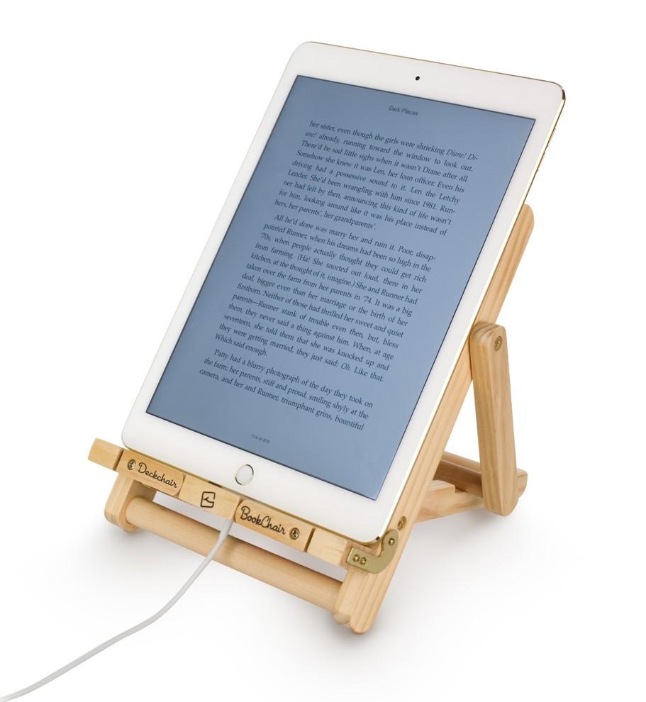 Beispielinhalt (Bild) Bookchair (Medium) - Blau-Weiß - Buchständer aus Holz - Leseständer - Für Bücher, E-Reader und Tablets - Lesehilfe - Tablethalter - freihändig Lesen - Geschenk für Leser & Buchliebhaber