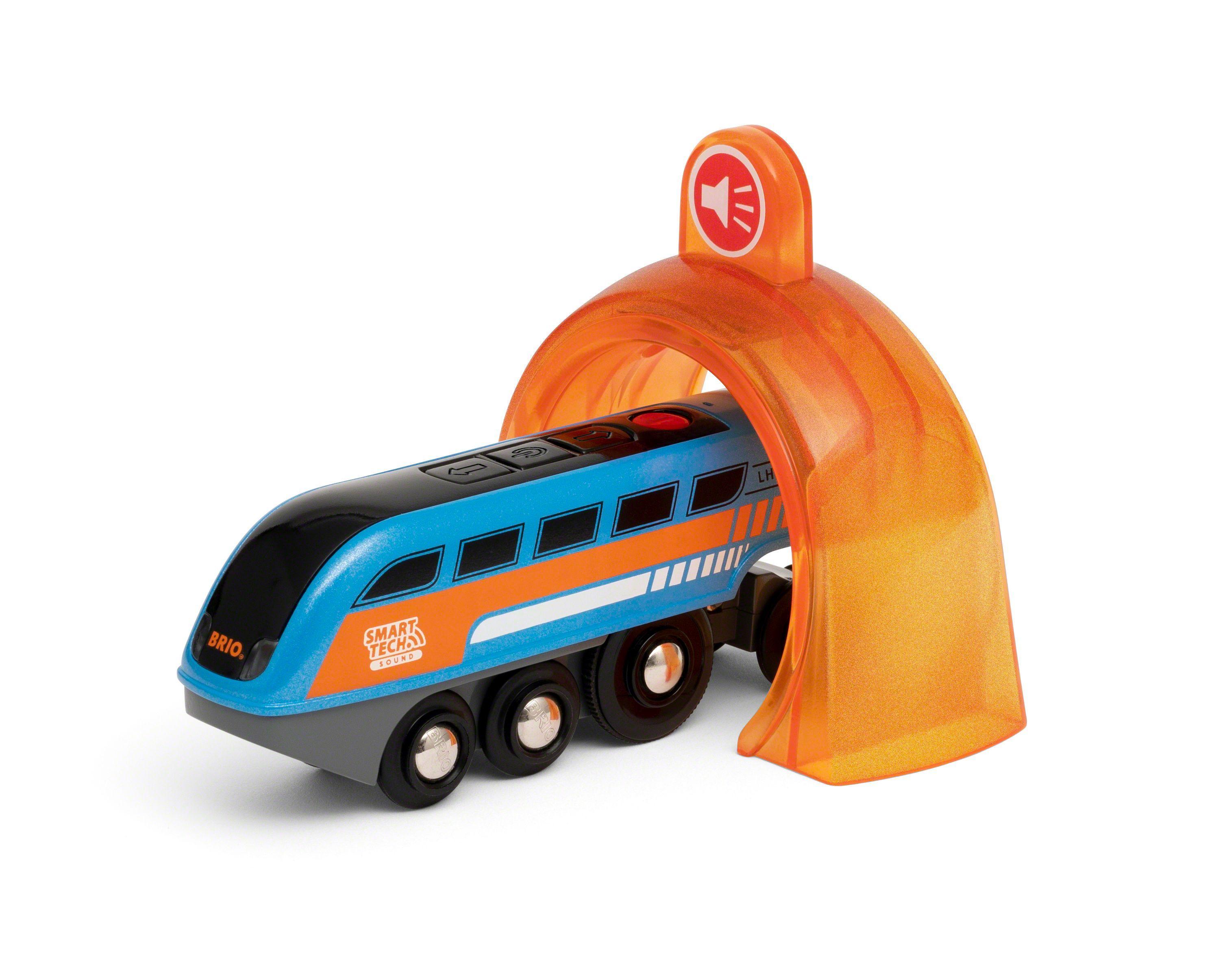 Beispielinhalt (Bild) BRIO World 33971 Smart Tech Sound Lok mit Aufnahmefunktion - Elektrischer Zug mit Tunnel - Interaktives Spielzeug empfohlen ab 3 Jahren