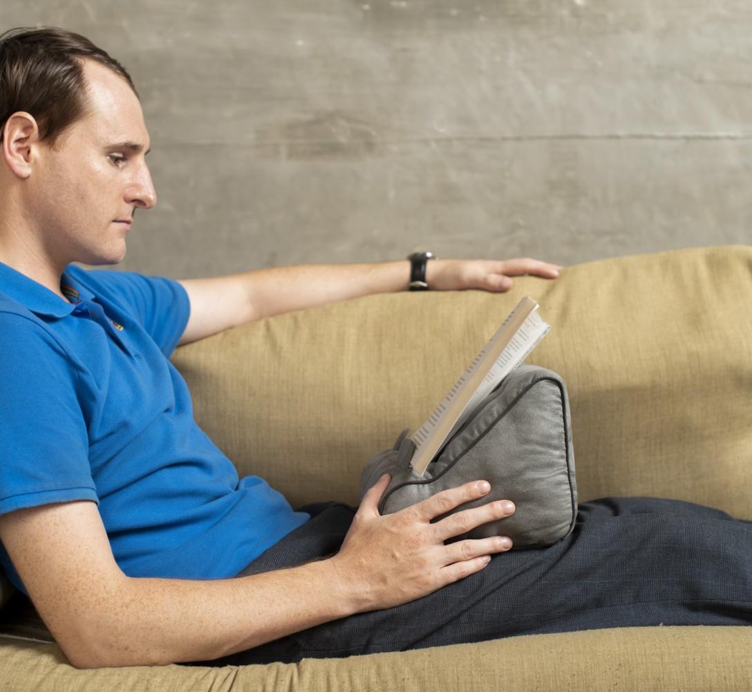 Beispielinhalt (Bild) Bookcouch Grau | Lesekissen für Bücher und Tablets | Buchständer | Tablethalter | Lesehillfe | Deutsche Ausgabe