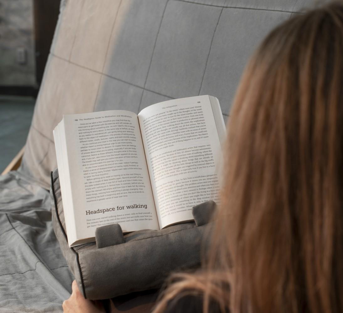 Beispielinhalt (Bild) Bookcouch Grau | Lesekissen für Bücher und Tablets | Buchständer | Tablethalter | Lesehillfe | Deutsche Ausgabe