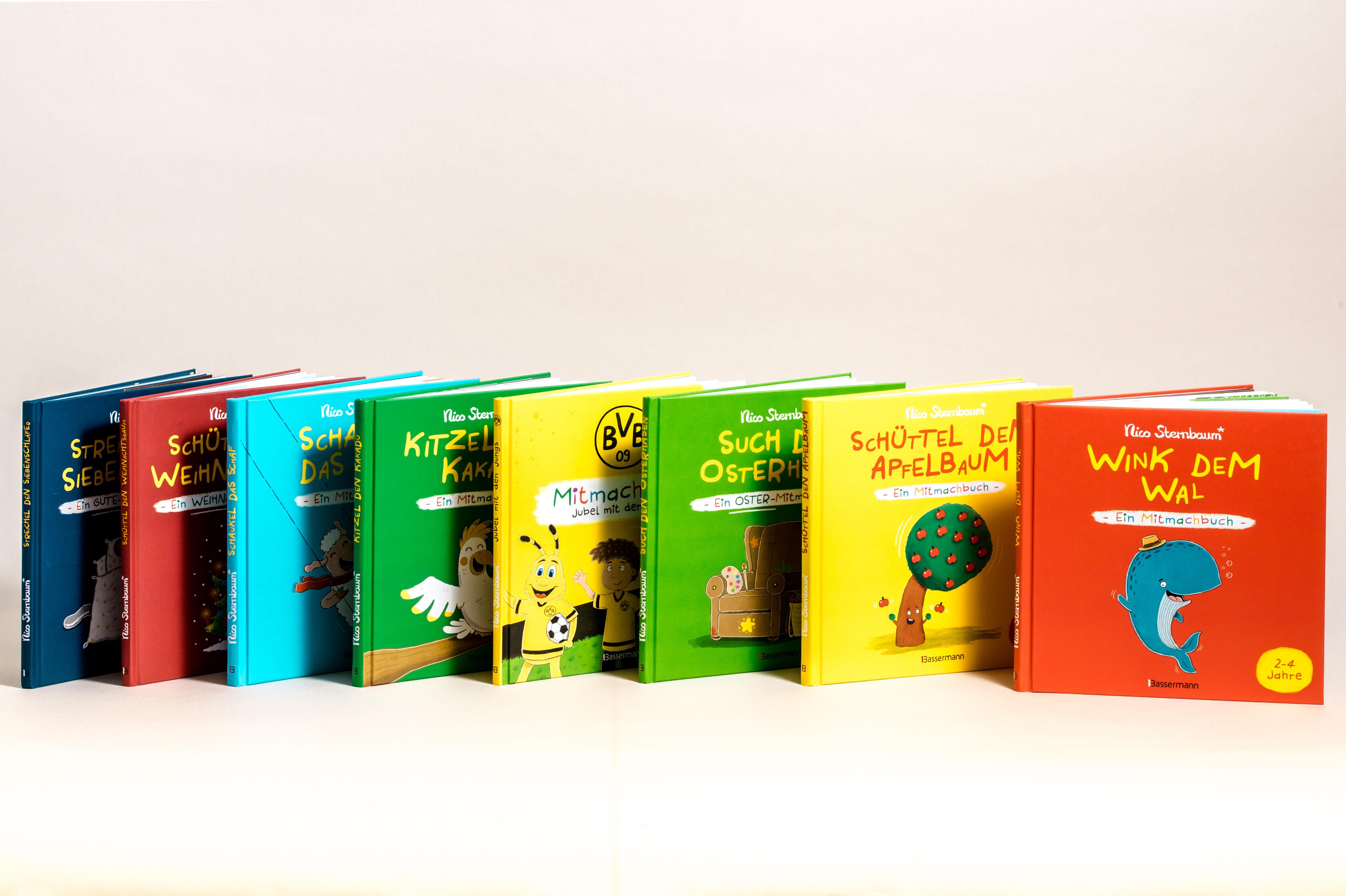 Beispielinhalt (Bild) Kitzel den Kakadu - Ein Mitmachbuch zum Schütteln, Schaukeln, Pusten, Klopfen und sehen, was dann passiert. Von 2 bis 4 Jahren. Vom Bestsellerautoren (Schüttel den Apfelbaum)