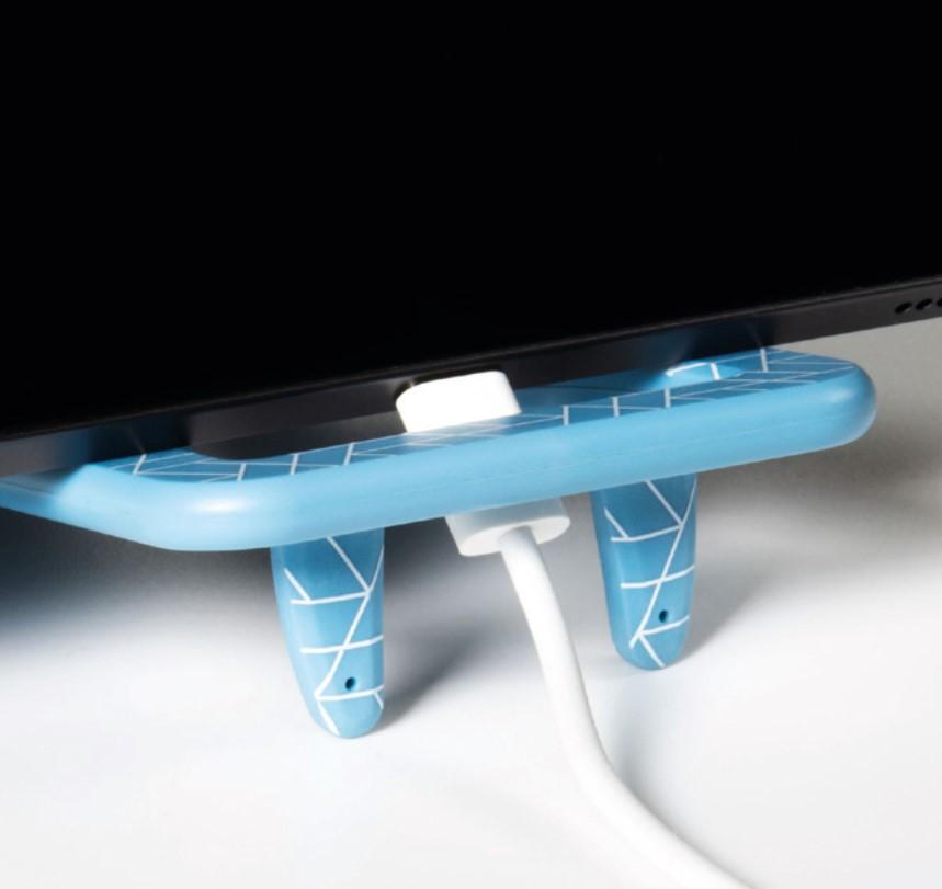 Beispielinhalt (Bild) Flexistand Pro (Blue Geometrical) | flexibler Tablethalter | für alle Handys und Tablets | superflach | stufenlos verstellbar | hochkant und quer | passt in jede Tasche | ideal für unterwegs