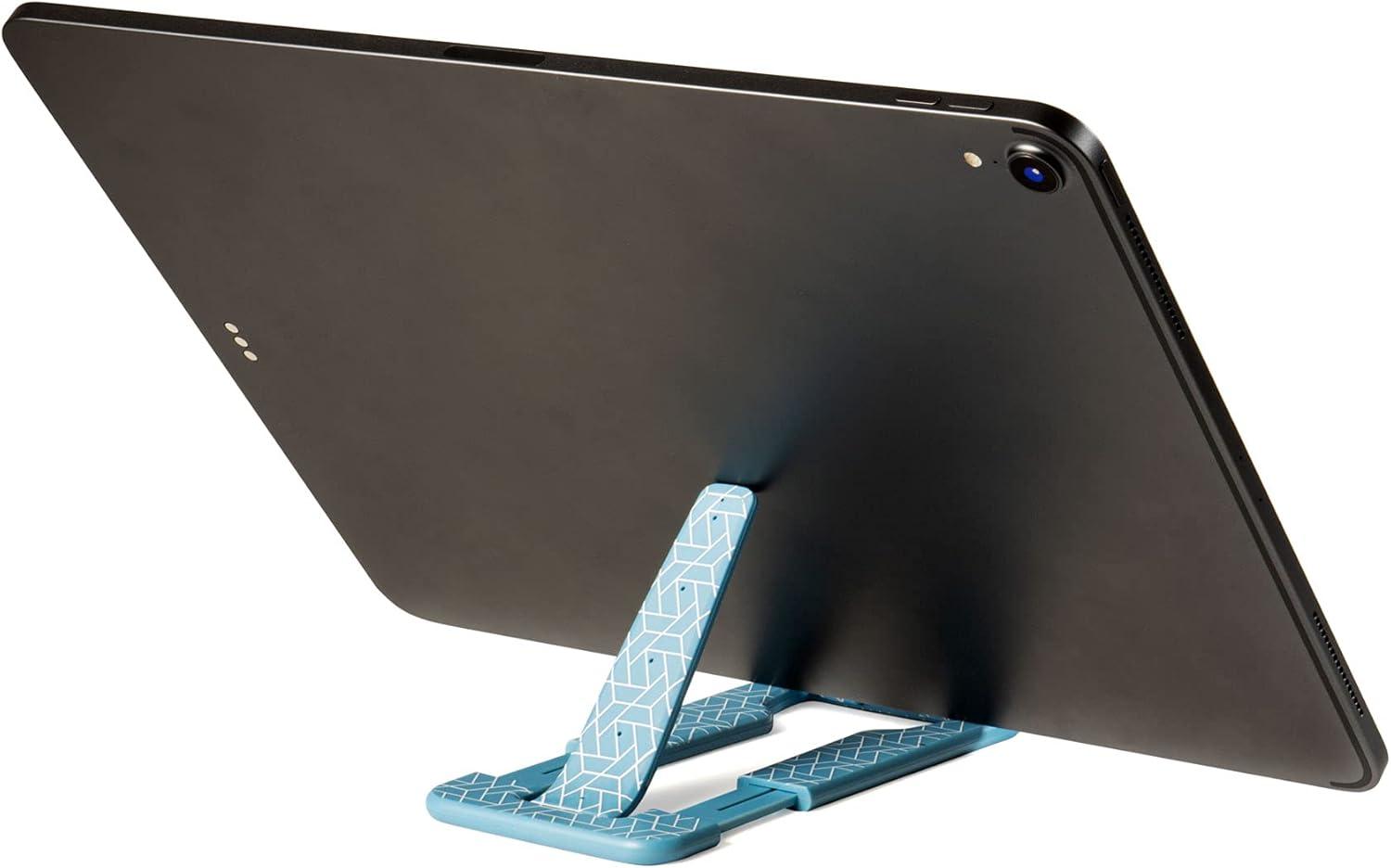 Beispielinhalt (Bild) Flexistand Pro (Blue Geometrical) | flexibler Tablethalter | für alle Handys und Tablets | superflach | stufenlos verstellbar | hochkant und quer | passt in jede Tasche | ideal für unterwegs