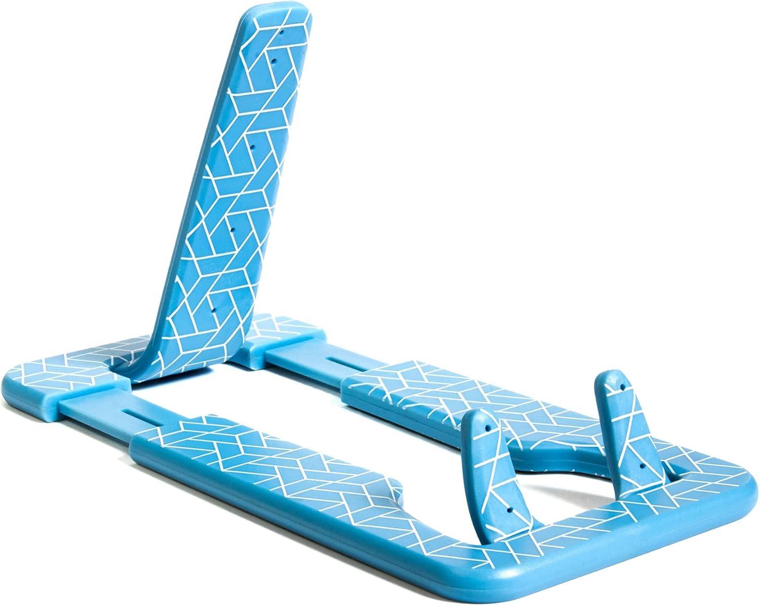 Beispielinhalt (Bild) Flexistand Pro (Blue Geometrical) | flexibler Tablethalter | für alle Handys und Tablets | superflach | stufenlos verstellbar | hochkant und quer | passt in jede Tasche | ideal für unterwegs