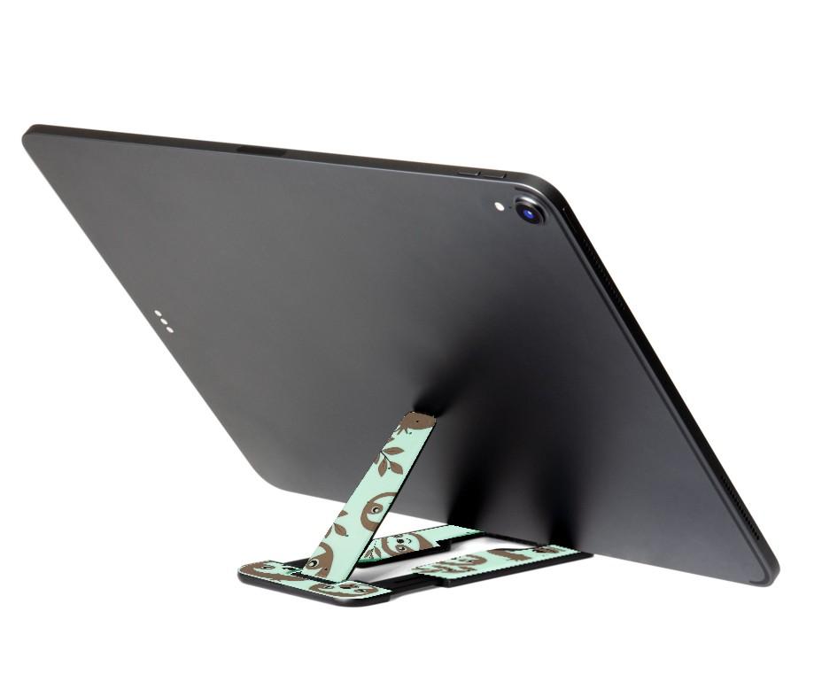 Beispielinhalt (Bild) Flexistand Pro (Faultier) | flexibler Tablethalter | für alle Handys und Tablets | superflach | stufenlos verstellbar | hochkant und quer | passt in jede Tasche | ideal für unterwegs