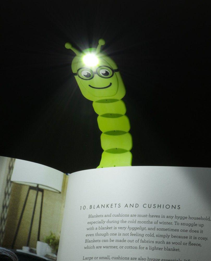 Beispielinhalt (Bild) Flexilight Pals Leselicht (Bookworm) | grün | 2 in 1 Leselampe & Lesezeichen | LED Leselicht | Geschenk für Leser, Buchliebhaber | Deutsche Ausgabe